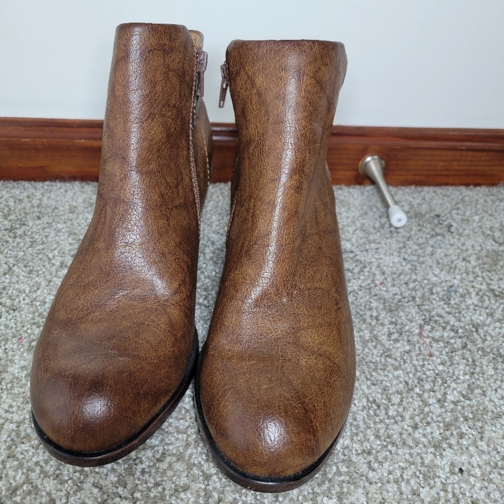 B.O.C Women's Darley Brown Ankle Booties w/ Side Buckle Accent, Size 9 - Picture 5 of 8